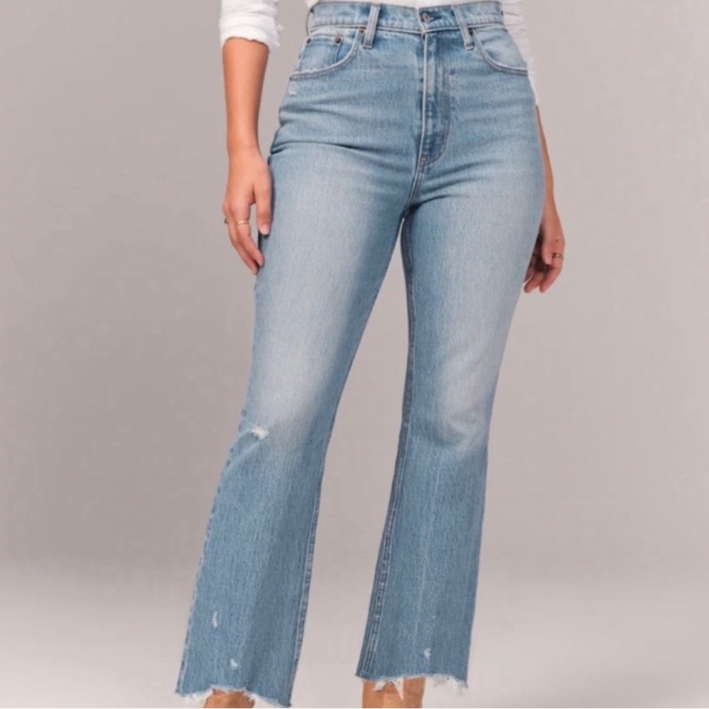 Abercrombie ultra high rise curvelove cropped raw hem kick flare light 12/31